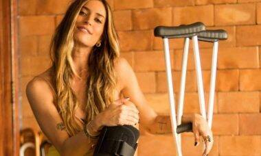 Maria Joana surge de muletas após cirurgia: 'minha nova parceira'