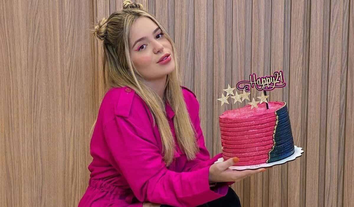 Viih Tube celebra aniversário com bolos personalizados: 'coisa mais linda'