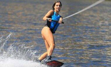 Giovanna Lancellotti posa praticando wakeboard: 'começar a semana bem'