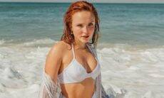 Larissa Manoela posa de biquíni em cliques na praia: 'alma lavada'