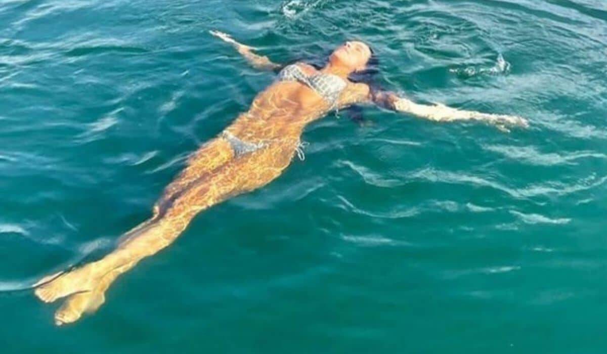 Mariana Rios posa flutuando em lago em cenário paradisíaco