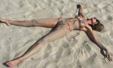 Luciana Gimenez lamenta fim das férias com clique divertido na areia