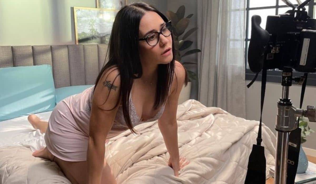Alessandra Negrini posa em clique na cama e encanta os fãs: 'deusa'