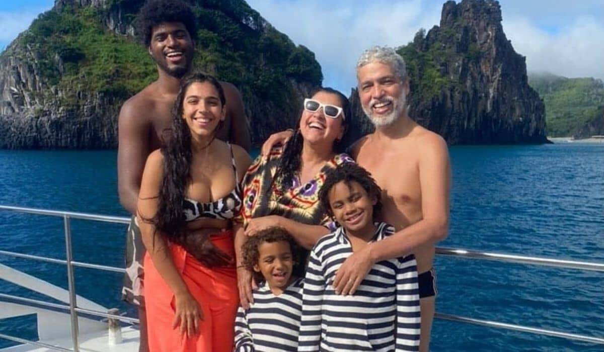Regina Casé curte viagem de férias em família em Fernando de Noronha