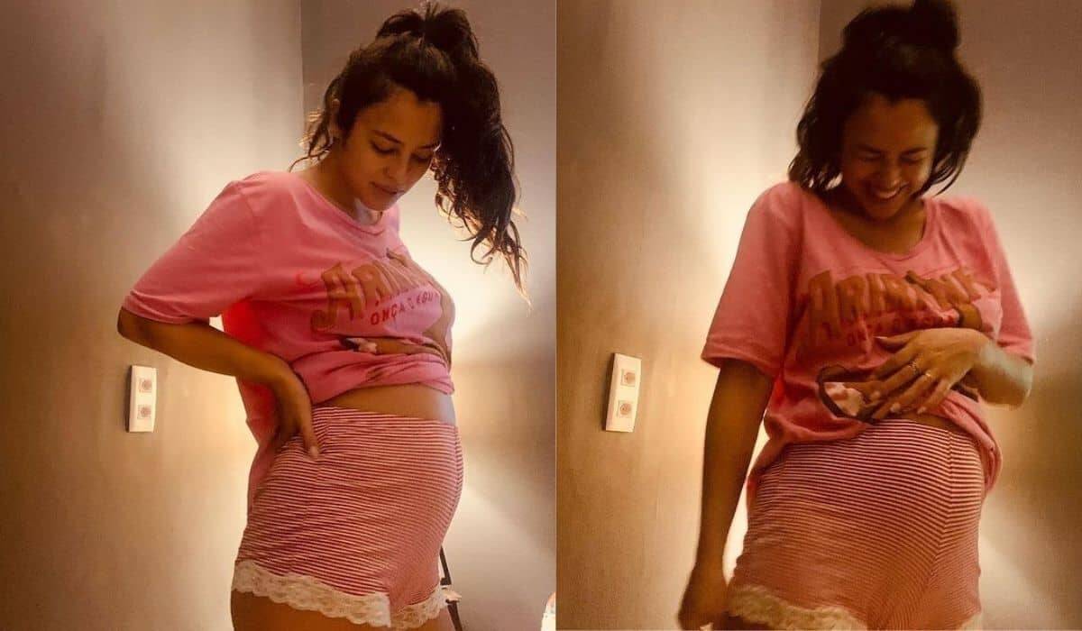 Yanna Lavigne posa de pijama exibindo a barriga de sua gravidez