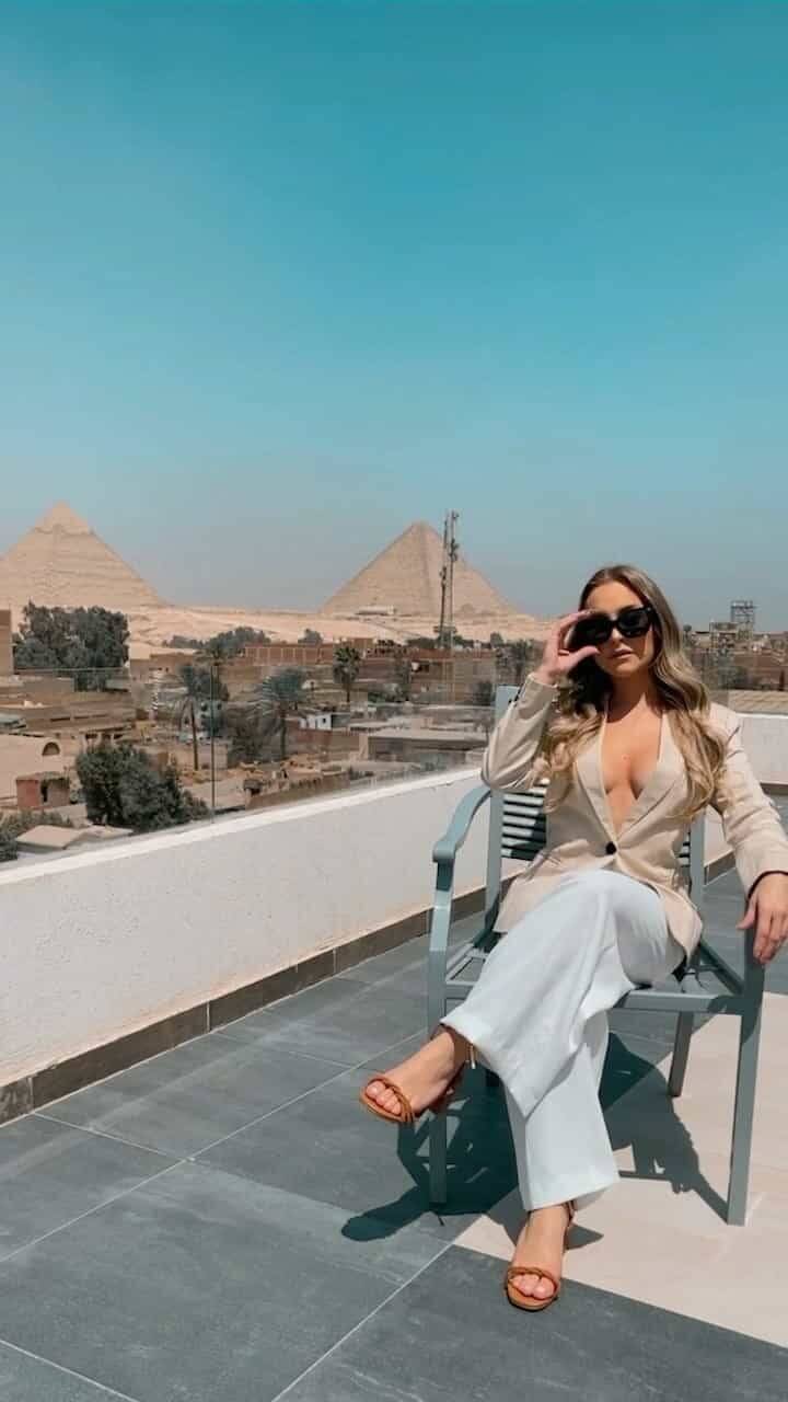 No Egito, Carla Diaz posa ao lado de telefone e brinca: 'bigfone daqui' (Foto: Reprodução/Instagram)