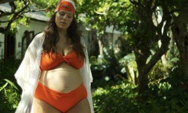 Ashley Graham exibe barriga de gravidez em dia de sol