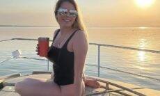 Bárbara Evans posa de maiô em passeio de barco: "14 kg a mais de pura felicidade"