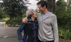 Hugh Jackman posta foto com a mãe que o abandonou na infância
