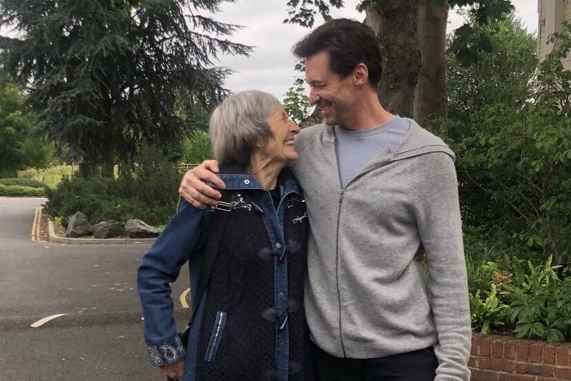 Hugh Jackman posta foto com a mãe que o abandonou na infância
