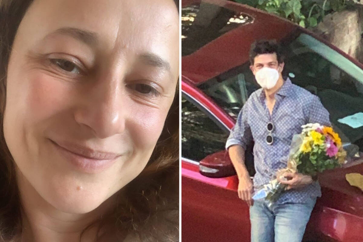 Mateus Solano busca a esposa no hospital com buquê de flores