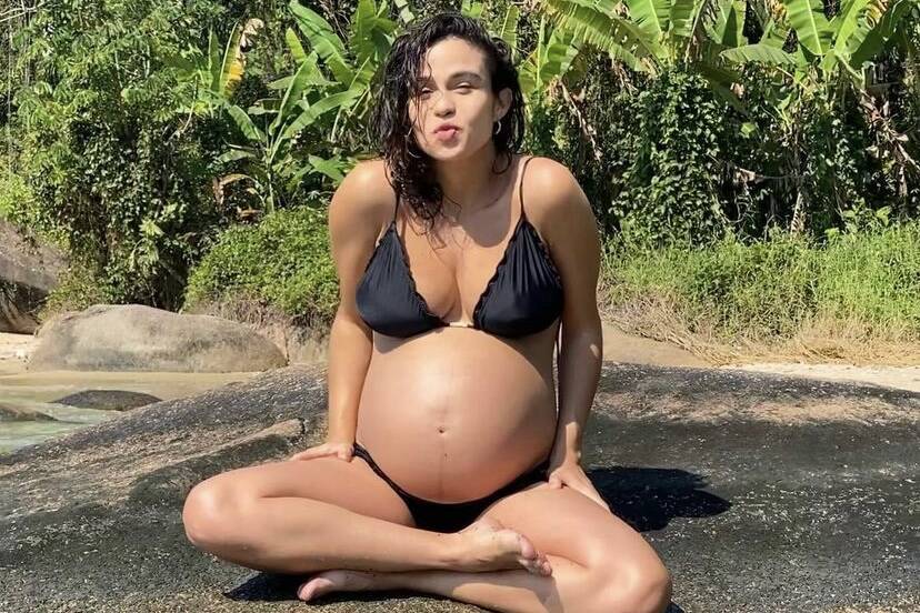 Nanda Costa exibe a barriga de gravidez em dia de sol