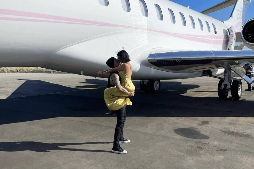 Travis Barker viaja de avião pela primeira vez em 13 anos e agradece Kourtney Kardashian