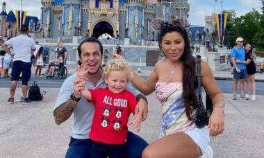 Thammy e Andressa se encantam com reação do filho na Disney