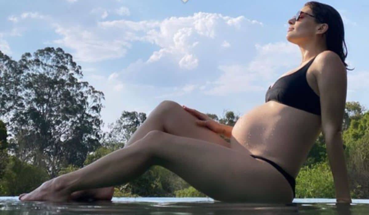 Monica Benini posa de biquíni exibindo barrigão da reta final da gravidez