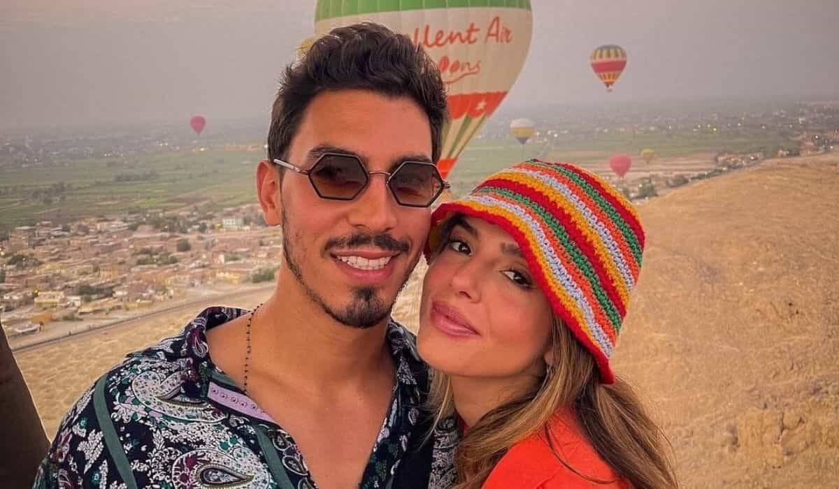 Giovanna Lancellotti e namorado curtem passeio de balão no Egito