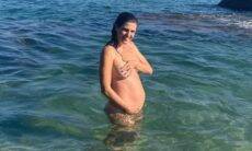 Georgiana Góes posa nua no mar exibindo barriga de gravidez: 'vida'