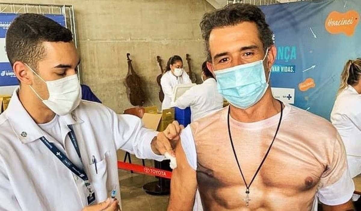 Marcos Pasquim vai tomar a vacina 'sem camisa': 'atendendo a pedidos'