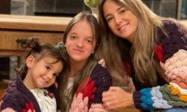 Ticiane Pinheiro posa com as filhas combinando roupa: 'metade de mim'