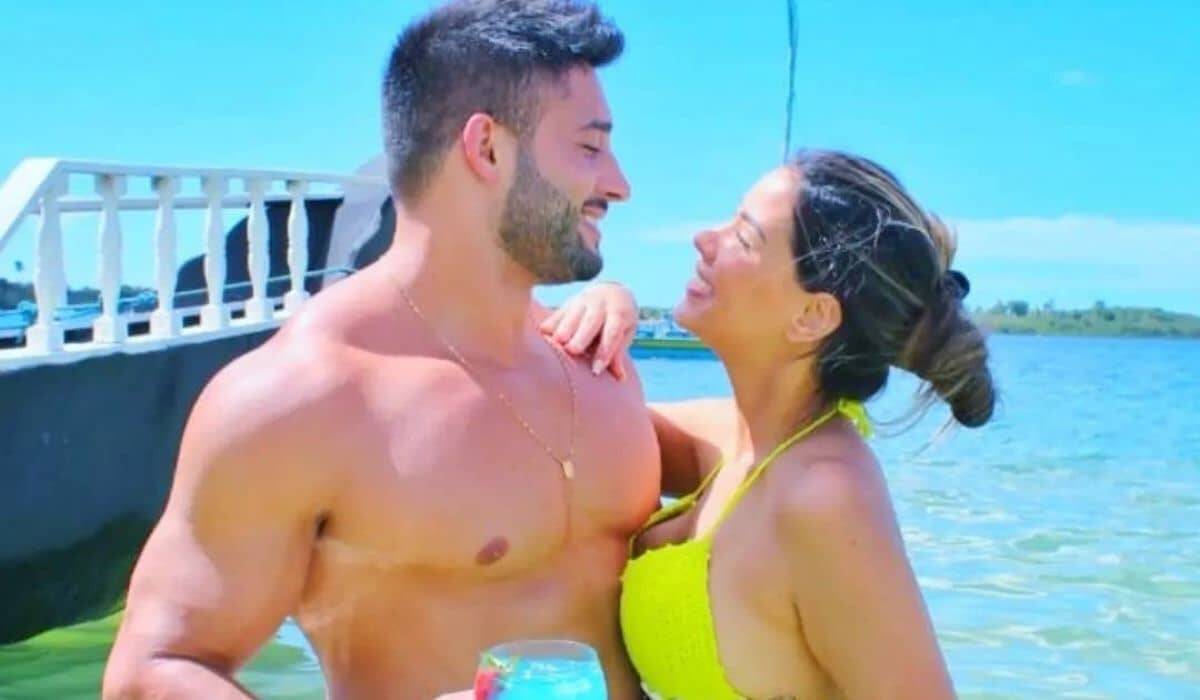 Ivy Moraes se declara ao namorado com cliques na praia: 'eu te amo'