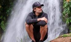Rodrigo Santoro curte cachoeira e faz canoagem em viagem por Portugal
