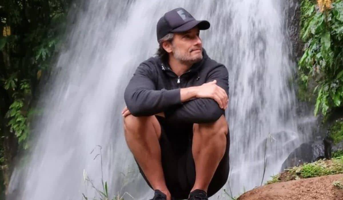 Rodrigo Santoro curte cachoeira e faz canoagem em viagem por Portugal
