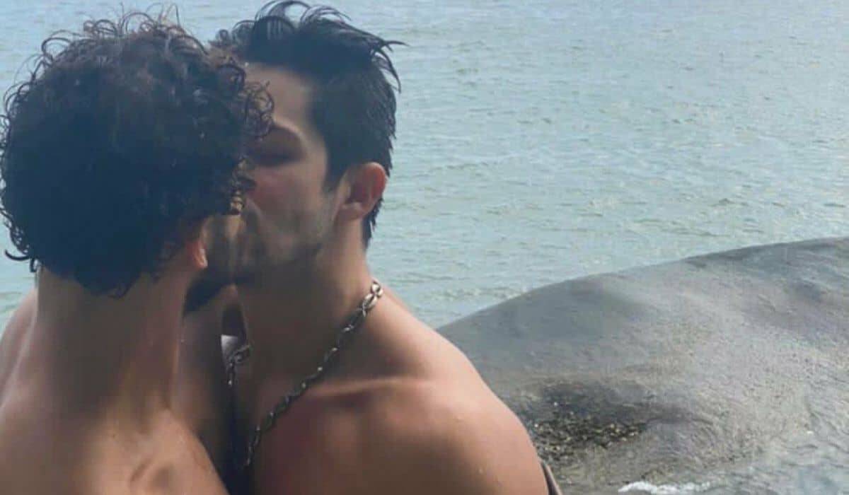 Igor Cosso perde seguidores após clique beijando o namorado: 'normalizem o afeto'
